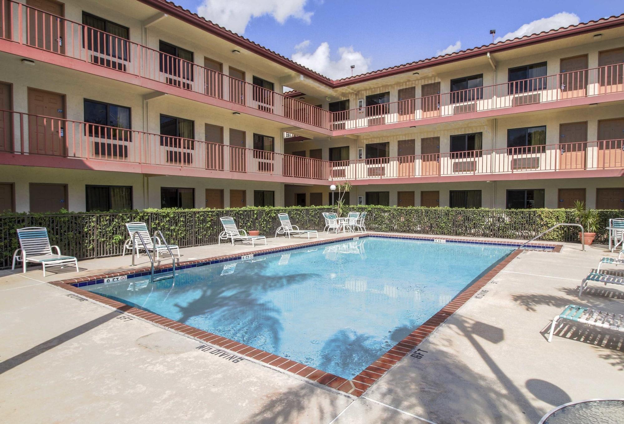 Inn Of America Palm Beach Gardens Exterior photo
